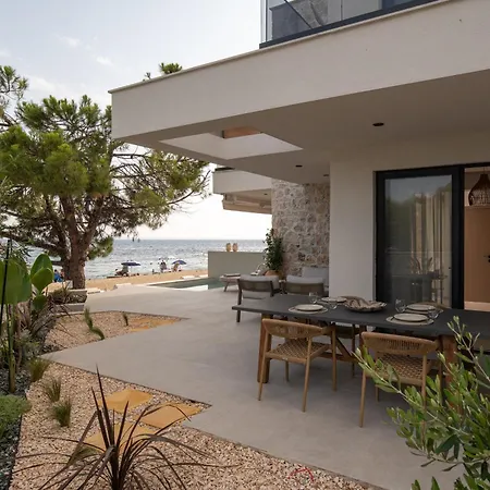 Semesterbostad Strovilla Astraea Beachfront With Private Pool *
