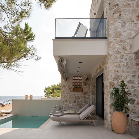 Semesterbostad Strovilla Astraea Beachfront With Private Pool *